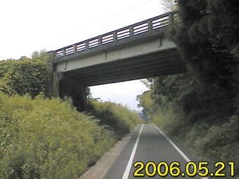 跨線橋の下の自転車道