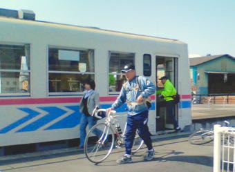 くま川鉄道から自転車をおろす人たち