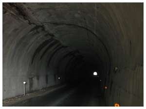暗く細いトンネル