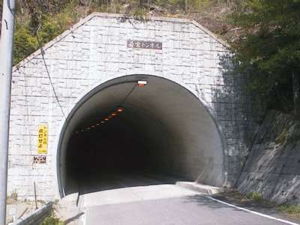 ダム湖横にあるトンネル