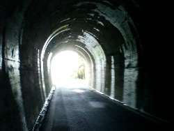 暗いトンネルを抜けて